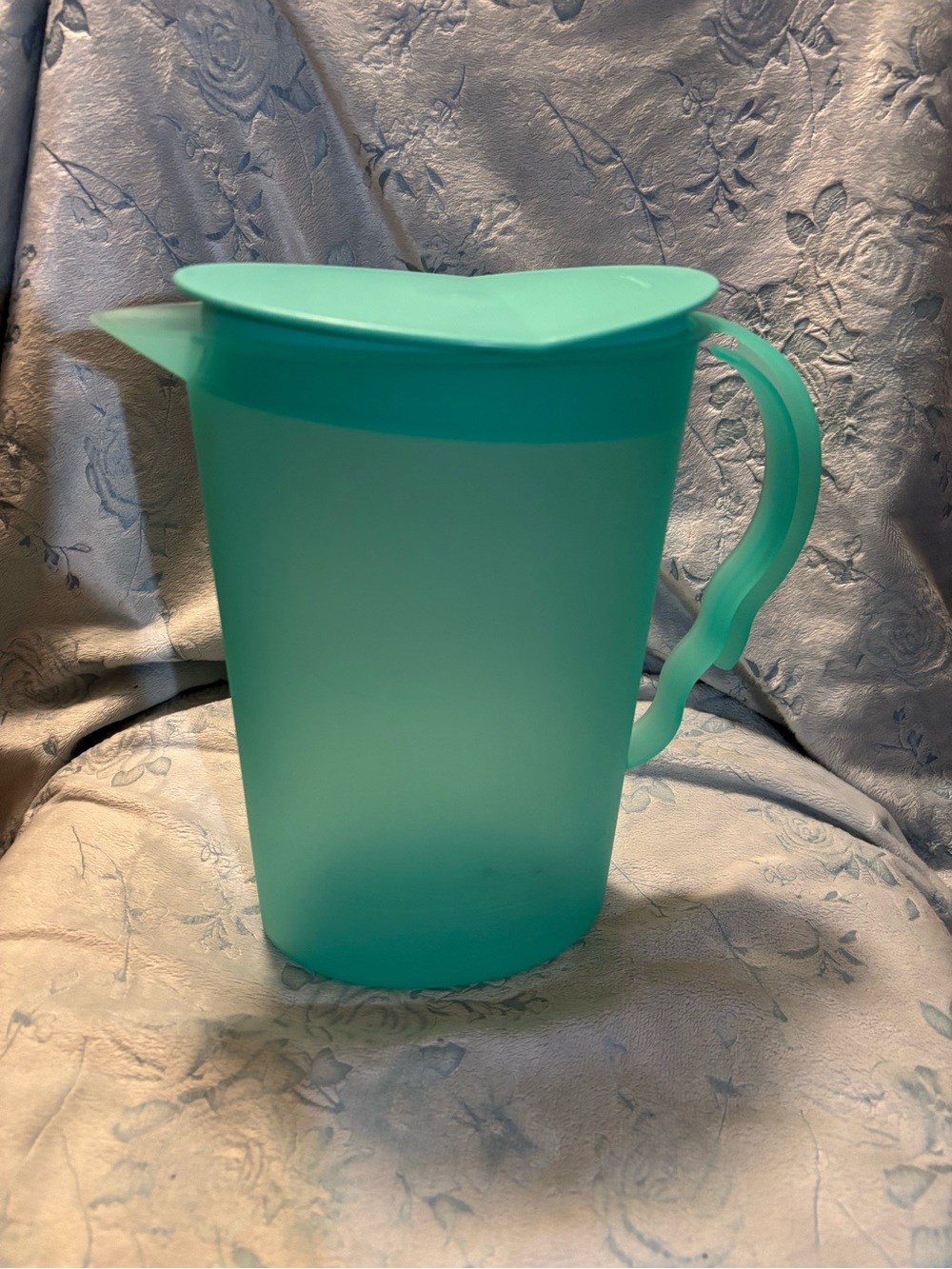Tupperware 2 Qt Pitcher with Lid and Handle - Aqua